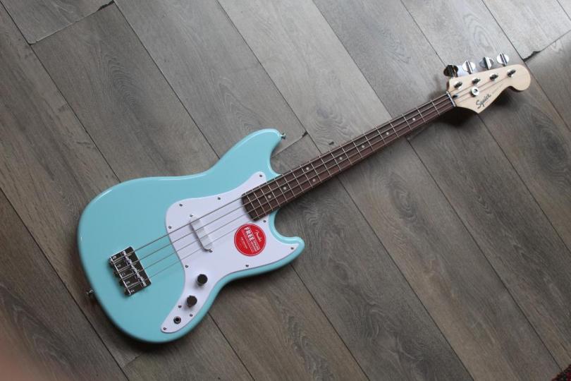 SQUIER "Sonic® Bronco™ Bass, Laurel Fingerboard, White Pickguard, Daphne Blue" 3, 30 KG