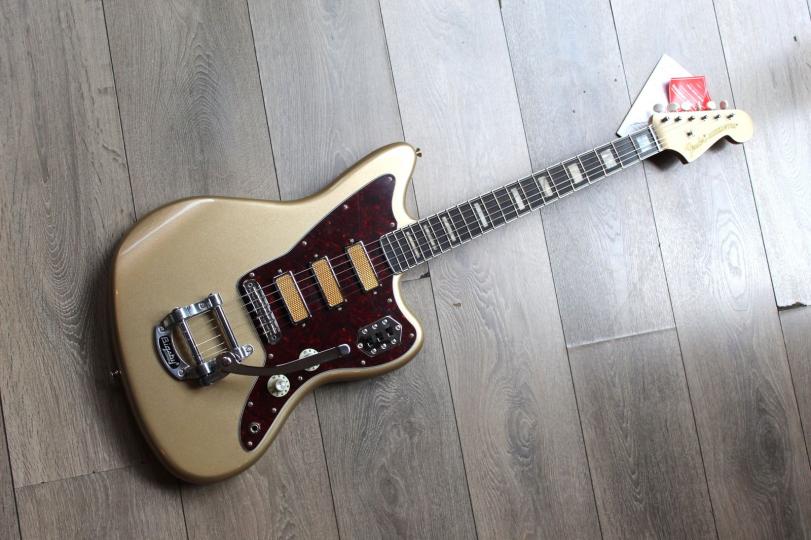 FENDER "Gold Foil Jazzmaster, Ebony Fingerboard, Shoreline Gold" GIGBAG, 3, 76 KG