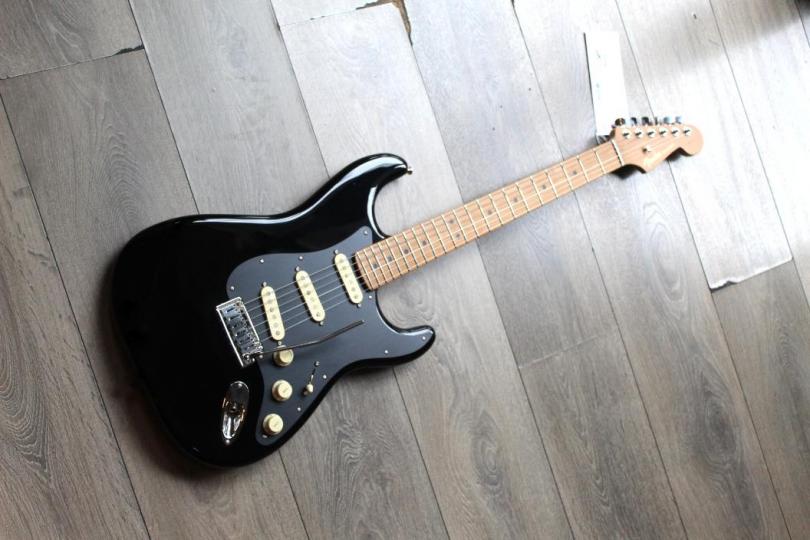 FENDER "Limited Edition American Ultra II Stratocaster, Maple Fingerboard, Black"HARDCASE ,3,54 KG