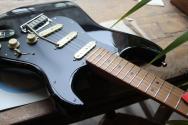 FENDER "Limited Edition American Ultra II Stratocaster, Maple Fingerboard, Black"HARDCASE ,3,54 KG