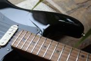 FENDER "Limited Edition American Ultra II Stratocaster, Maple Fingerboard, Black"HARDCASE ,3,54 KG