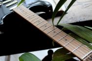 FENDER "Limited Edition American Ultra II Stratocaster, Maple Fingerboard, Black"HARDCASE ,3,54 KG