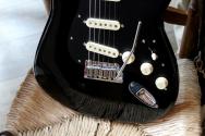 FENDER "Limited Edition American Ultra II Stratocaster, Maple Fingerboard, Black"HARDCASE ,3,54 KG