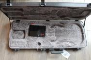 FENDER "Limited Edition American Ultra II Stratocaster, Maple Fingerboard, Black"HARDCASE ,3,54 KG