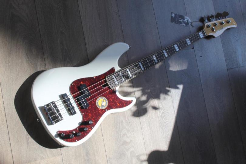 Sire Marcus Miller P7 4-String, Antique White, 4, 49 KG
