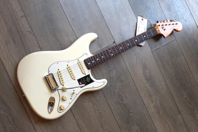 FENDER "American Vintage II 1973 Stratocaster, Maple Fingerboard, Olympic White" HARDCASE, PAPERS, 3, 76 KG