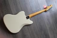 SQUIER J Mascis Jazzmaster with Laurel Fretboard, Vintage White, 3, 61 KG