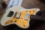 SQUIER J Mascis Jazzmaster with Laurel Fretboard, Vintage White, 3, 61 KG