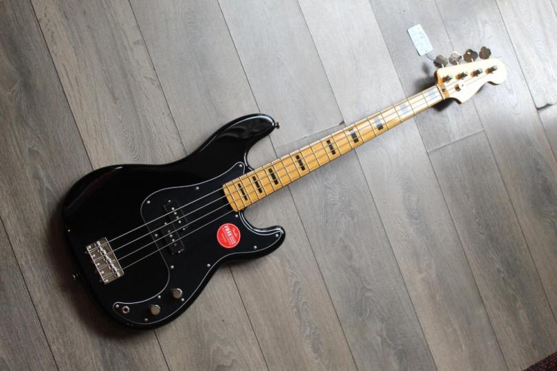 SQUIER "Classic Vibe '70s Precision Bass, Black, Maple" 4, 14 KG