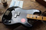 SQUIER "Classic Vibe '70s Precision Bass, Black, Maple" 4, 14 KG