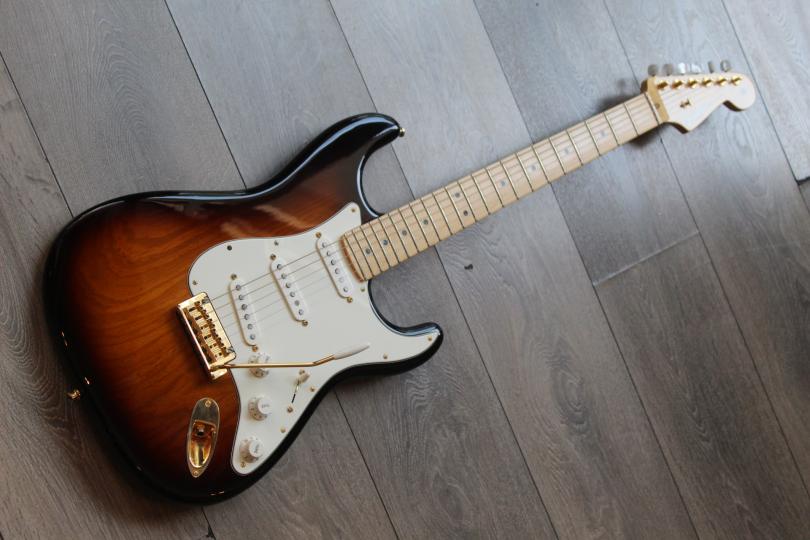 FENDER "60th Anniversary Commemorative Stratocaster" HARDCASE, 3, 44 KG