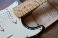 FENDER "60th Anniversary Commemorative Stratocaster" HARDCASE, 3, 44 KG