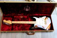 FENDER "60th Anniversary Commemorative Stratocaster" HARDCASE, 3, 44 KG