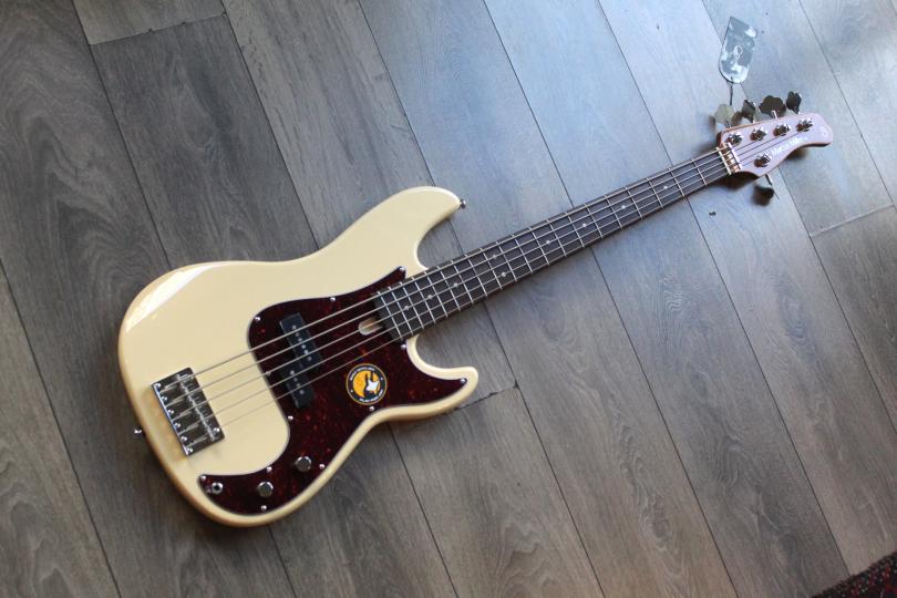 SIRE "Marcus Miller P5R 5-String Vintage White"