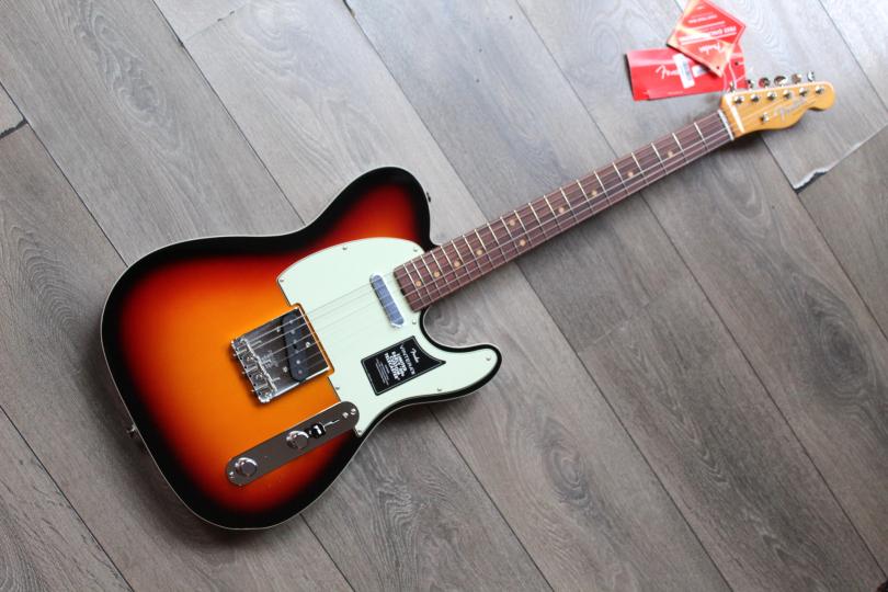 FENDER "Limited Edition Vintera® III Early '60s Telecaster Custom, Rosewood Fingerboard, 3-Color Sunburst" GIGBAG, 3, 54 KG