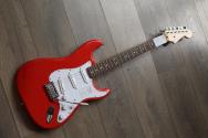 FENDER "Standard Stratocaster, Laurel Fingerboard, White Pickguard, Fiesta Red" 3, 50 KG