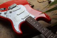 FENDER "Standard Stratocaster, Laurel Fingerboard, White Pickguard, Fiesta Red" 3, 50 KG