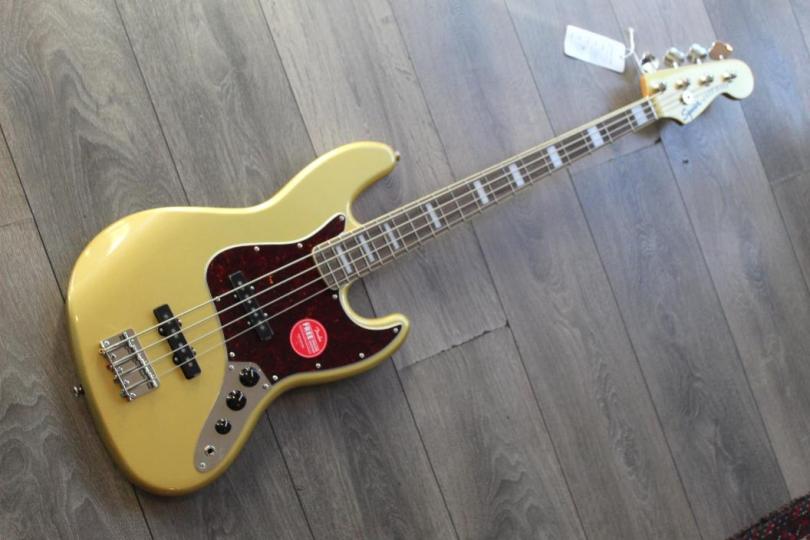 SQUIER "FSR Classic Vibe '70s Jazz Bass, Laurel Fingerboard, Tortoishell Pickguard, Matching Headstock, Aztec Gold" 4, 00 KG