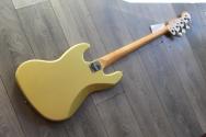 SQUIER "FSR Classic Vibe '70s Jazz Bass, Laurel Fingerboard, Tortoishell Pickguard, Matching Headstock, Aztec Gold" 4, 00 KG