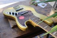 SQUIER "FSR Classic Vibe '70s Jazz Bass, Laurel Fingerboard, Tortoishell Pickguard, Matching Headstock, Aztec Gold" 4, 00 KG