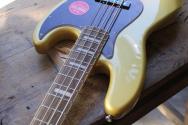 SQUIER "FSR Classic Vibe '70s Jazz Bass, Laurel Fingerboard, Tortoishell Pickguard, Matching Headstock, Aztec Gold" 4, 00 KG