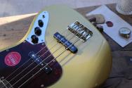 SQUIER "FSR Classic Vibe '70s Jazz Bass, Laurel Fingerboard, Tortoishell Pickguard, Matching Headstock, Aztec Gold" 4, 00 KG