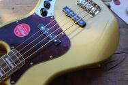SQUIER "FSR Classic Vibe '70s Jazz Bass, Laurel Fingerboard, Tortoishell Pickguard, Matching Headstock, Aztec Gold" 4, 00 KG