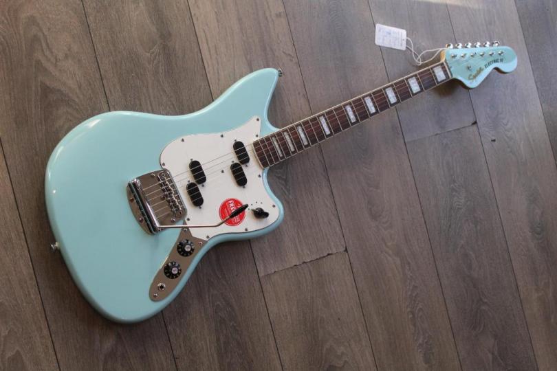 SQUIER "LIMITED Paranormal Electric VI, Laurel Fingerboard, Parchment Pickguard, Matching Headstock, Daphne Blue" 3, 85 KG