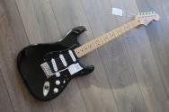 FENDER "Limited Edition Standard Stratocaster, Black" 3, 86 KG
