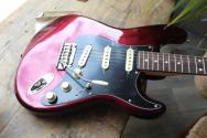 FENDER "NEW MODEL American Professional Stratocaster, Maple Fingerboard, Oxblood" HARDCASE, 3, 85 KG