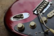 FENDER "NEW MODEL American Professional Stratocaster, Maple Fingerboard, Oxblood" HARDCASE, 3, 85 KG