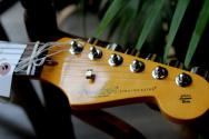 FENDER "NEW MODEL American Professional Stratocaster, Maple Fingerboard, Oxblood" HARDCASE, 3, 85 KG