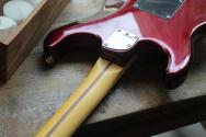 FENDER "NEW MODEL American Professional Stratocaster, Maple Fingerboard, Oxblood" HARDCASE, 3, 85 KG