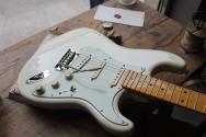 FENDER "NEW MODEL American Professional Stratocaster, Maple Fingerboard, Olympic White" HARDCASE, 3, 85 KG