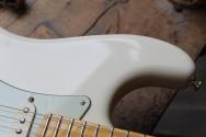 FENDER "NEW MODEL American Professional Stratocaster, Maple Fingerboard, Olympic White" HARDCASE, 3, 85 KG