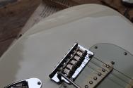 FENDER "NEW MODEL American Professional Stratocaster, Maple Fingerboard, Olympic White" HARDCASE, 3, 85 KG