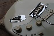 FENDER "NEW MODEL American Professional Stratocaster, Maple Fingerboard, Olympic White" HARDCASE, 3, 85 KG