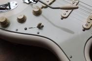 FENDER "NEW MODEL American Professional Stratocaster, Maple Fingerboard, Olympic White" HARDCASE, 3, 85 KG