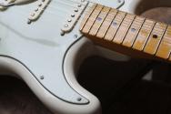 FENDER "NEW MODEL American Professional Stratocaster, Maple Fingerboard, Olympic White" HARDCASE, 3, 85 KG