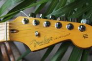 FENDER "NEW MODEL American Professional Stratocaster, Maple Fingerboard, Olympic White" HARDCASE, 3, 85 KG