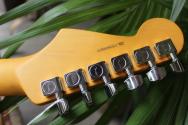 FENDER "NEW MODEL American Professional Stratocaster, Maple Fingerboard, Olympic White" HARDCASE, 3, 85 KG