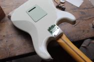 FENDER "NEW MODEL American Professional Stratocaster, Maple Fingerboard, Olympic White" HARDCASE, 3, 85 KG