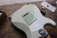 FENDER "NEW MODEL American Professional Stratocaster, Maple Fingerboard, Olympic White" HARDCASE, 3, 85 KG