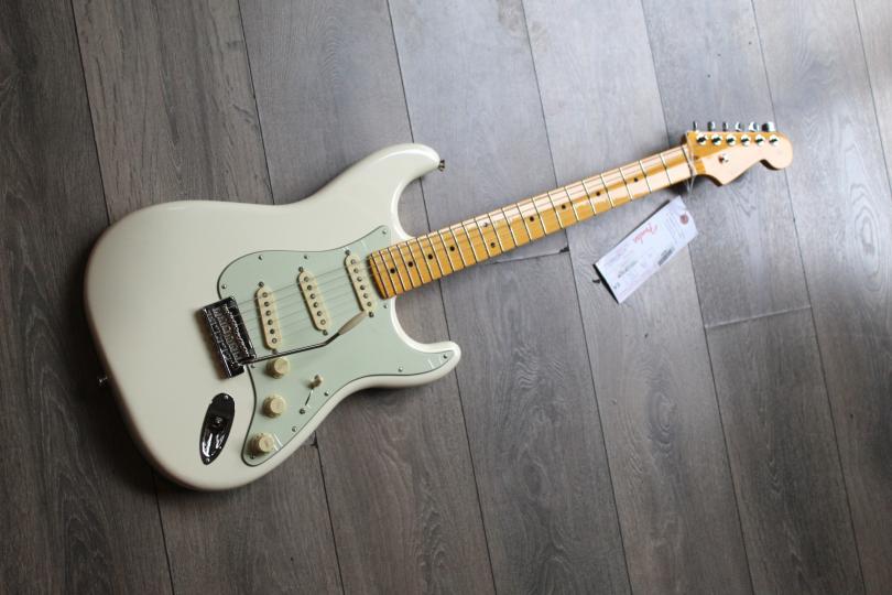 FENDER "NEW MODEL American Professional Stratocaster, Maple Fingerboard, Olympic White" HARDCASE, 3, 85 KG