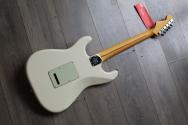 FENDER "NEW MODEL American Professional Stratocaster, Maple Fingerboard, Olympic White" HARDCASE, 3, 85 KG