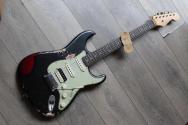 FENDER "LIMITED FOR ESTUDIO 54 AO25-205 59 Strat Heavy Relic Rosewood PLBoMWN HSS Black Pearl Midnight Wine" HARDCASE, 3, 73 KG