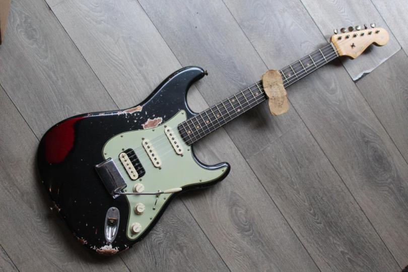 FENDER "LIMITED FOR ESTUDIO 54 AO25-205 59 Strat Heavy Relic Rosewood PLBoMWN HSS Black Pearl Midnight Wine" HARDCASE, 3, 73 KG