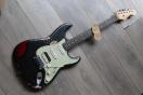 FENDER "LIMITED FOR ESTUDIO 54 AO25-205 59 Strat Heavy Relic Rosewood PLBoMWN HSS Black Pearl Midnight Wine" HARDCASE, 3, 73 KG