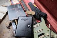 FENDER "LIMITED FOR ESTUDIO 54 AO25-205 59 Strat Heavy Relic Rosewood PLBoMWN HSS Black Pearl Midnight Wine" HARDCASE, 3, 73 KG