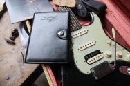 FENDER "LIMITED FOR ESTUDIO 54 AO25-205 59 Strat Heavy Relic Rosewood PLBoMWN HSS Black Pearl Midnight Wine" HARDCASE, 3, 73 KG